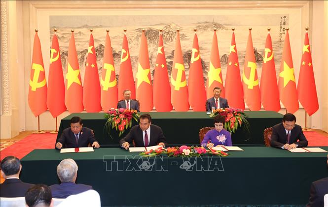 Tổng Bí thư, Chủ tịch nước Tô Lâm cùng Tổng Bí thư, Chủ tịch Trung Quốc Tập Cận Bình chứng kiến lễ ký kết các văn kiện hợp tác