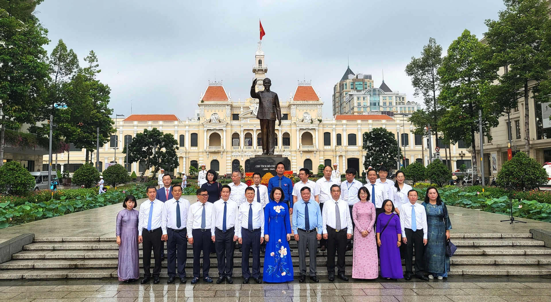 Đoàn đại biểu dâng hoa tưởng nhớ Chủ tịch Hồ Chí Minh và các lãnh tụ cách mạng tại Thành phố Hồ Chí Minh