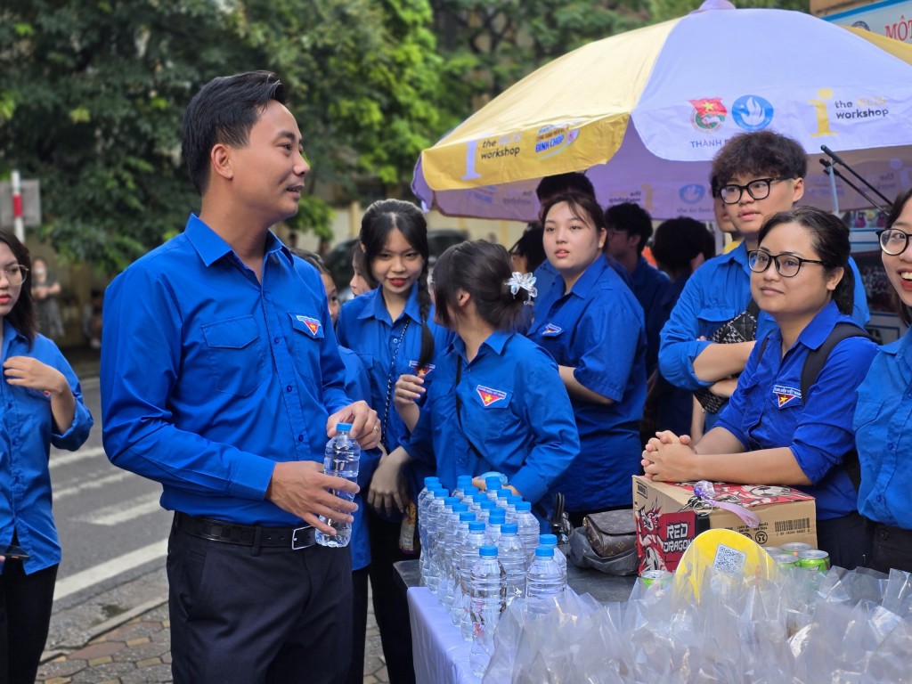 Phó Bí thư Thường trực Thành đoàn Hà Nội động viên lực lượng tình nguyện viên tham gia Tiếp sức mùa thi