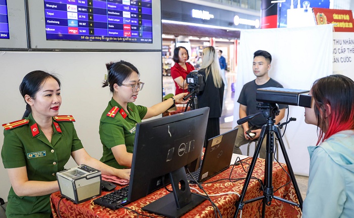 Thành phố Hà Nội triển khai cấp căn cước công dân lưu động cho người Việt trở về từ nước ngoài tại sân bay Nội Bài