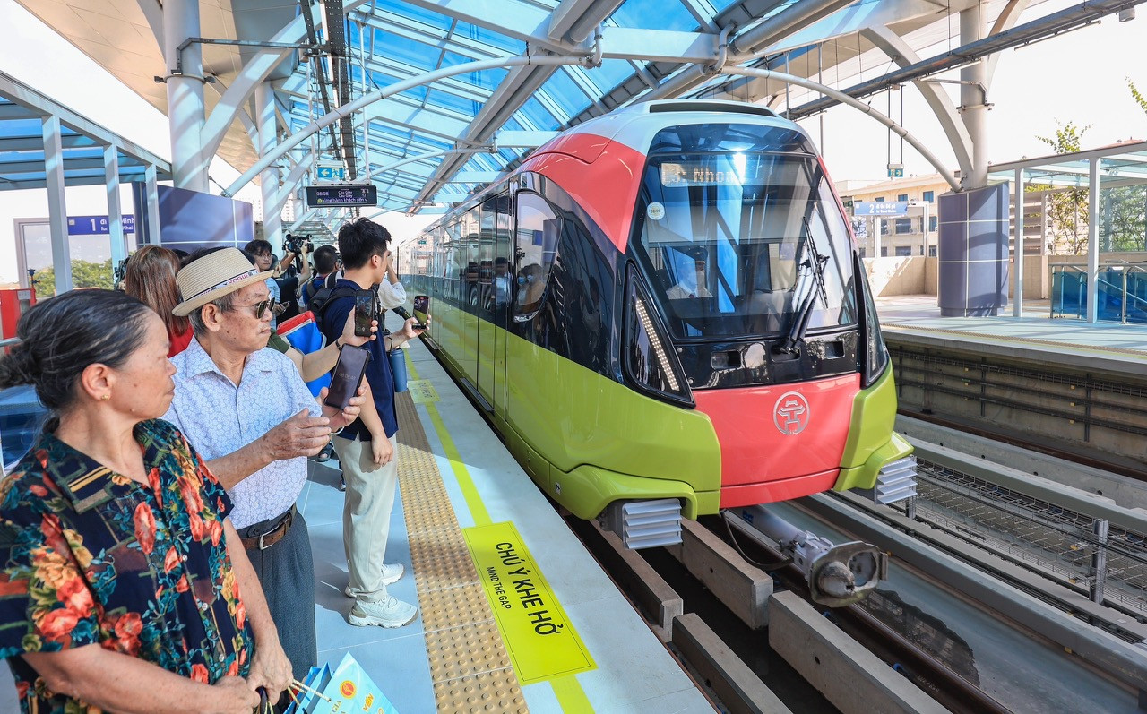 Tuyến đường sắt Nhổn - ga Hà Nội thu hút đông đảo hành khách trong ngày đầu khai thác