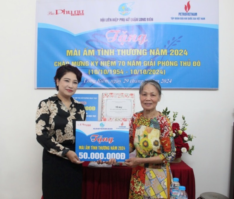 Bàn giao mái ấm tình thương cho hội viên phụ nữ khó khăn trên địa bàn quận Long Biên