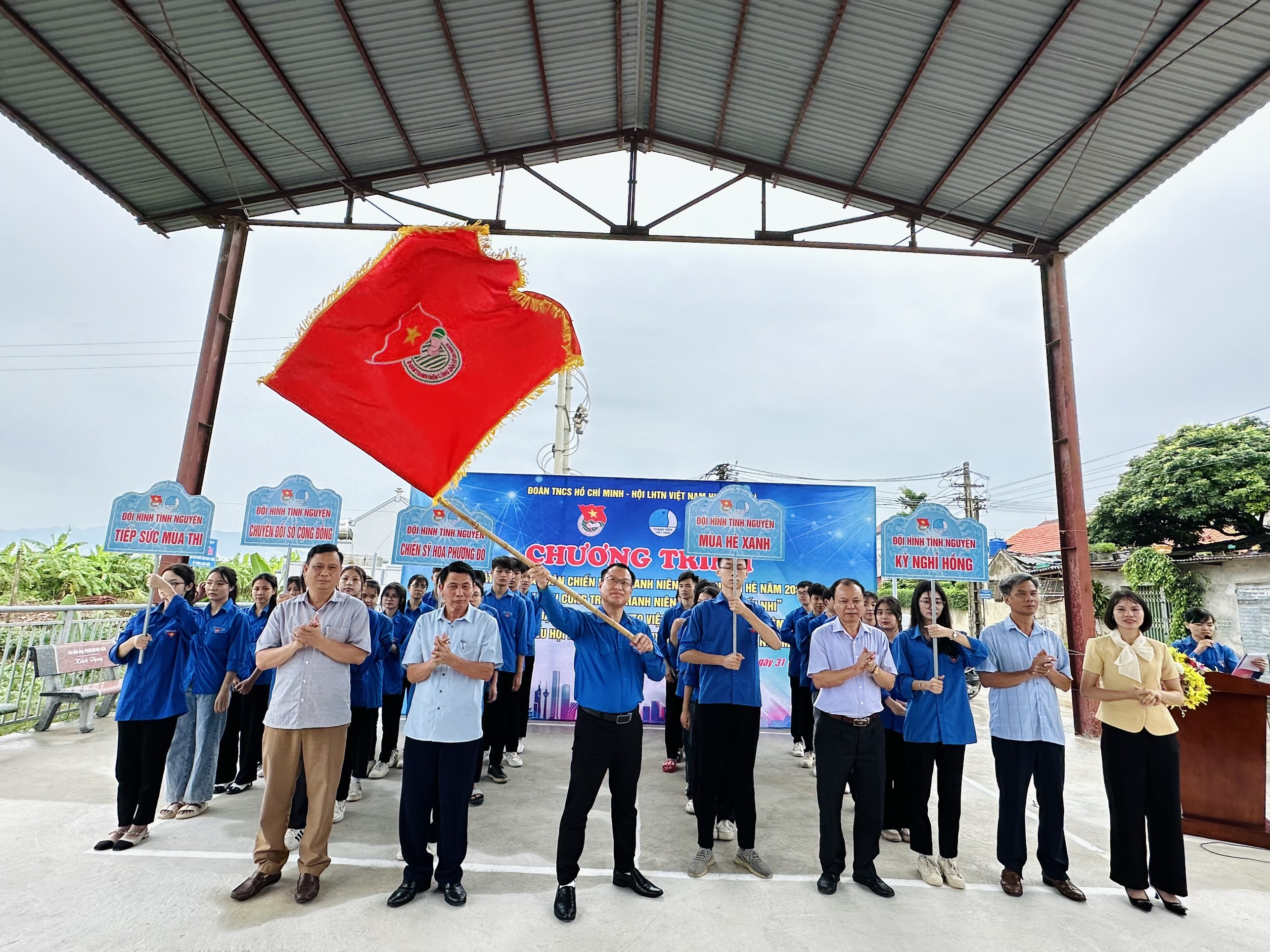Huyện Ba Vì: Thanh niên tình nguyện xây dựng sân chơi cho trẻ em, góp phần xây dựng nông thôn mới