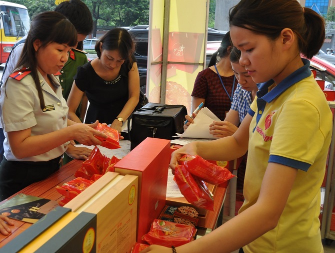 Thành phố Hà Nội tăng cường kiểm tra an toàn thực phẩm trước Tết Trung thu