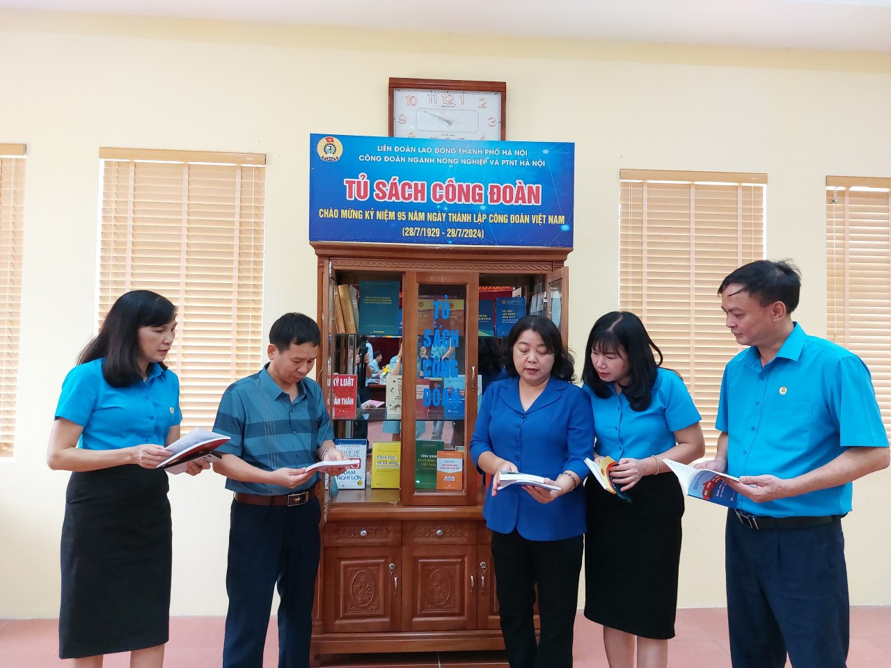 Công đoàn ngành Nông nghiệp và Phát triển nông thôn Hà Nội: Khai trương Tủ sách Công đoàn và tổ chức Bữa cơm Công đoàn