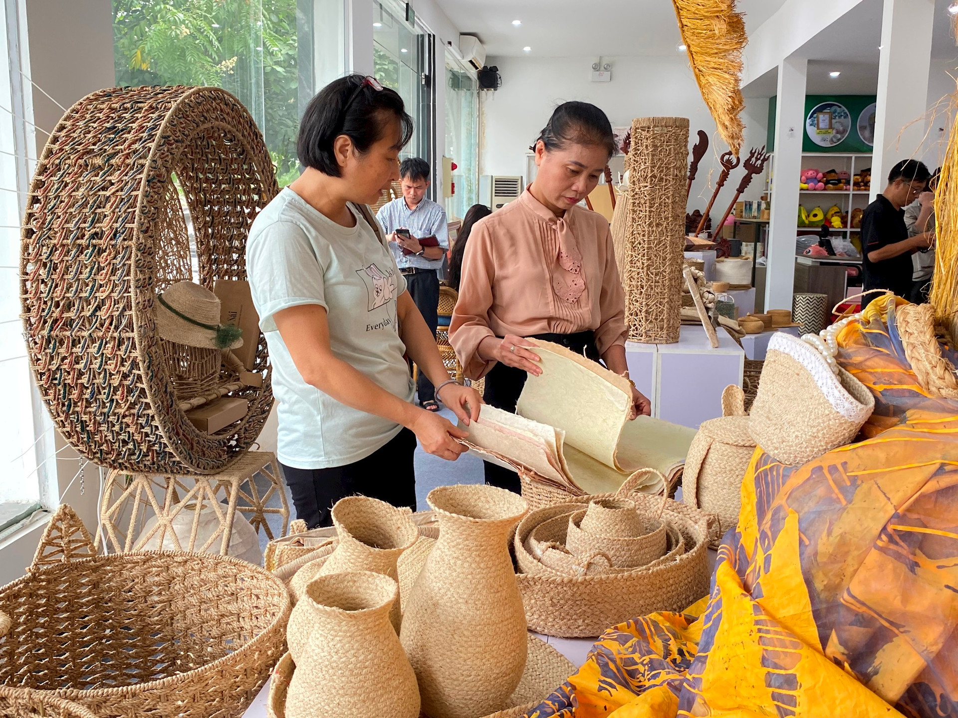 Thành phố Hà Nội: Triển lãm thủ công mỹ nghệ, OCOP sôi động, kết nối cộng đồng
