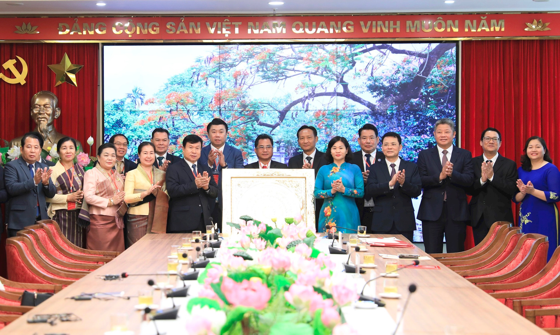 Vun đắp tình cảm gắn kết giữa hai Thủ đô Hà Nội - Viêng Chăn