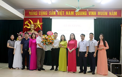 Lễ bế giảng lớp bồi dưỡng lý luận chính trị cho đảng viên mới tại thị xã Sơn Tây: Đánh dấu bước trưởng thành quan trọng