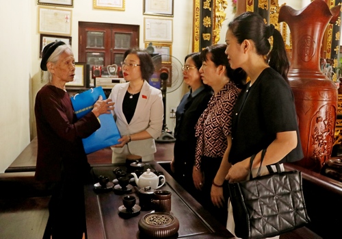 Đoàn ĐBQH thành phố Hà Nội thăm và tặng quà các Mẹ Việt Nam Anh hùng, thương binh nhân kỷ niệm Ngày Thương binh - Liệt sỹ