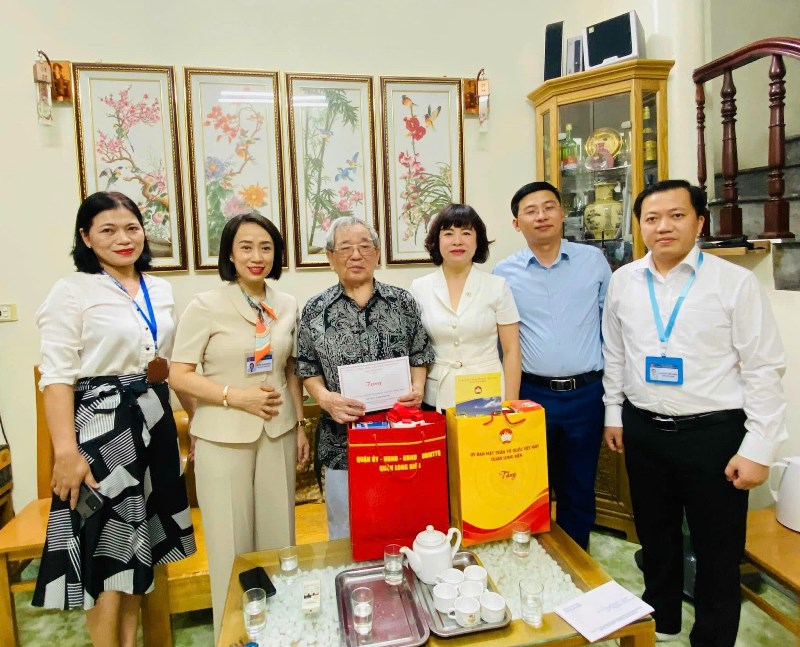 Tri ân cán bộ lão thành cách mạng trên địa bàn quận Long Biên nhân dịp Quốc khánh 2-9 và 70 năm Ngày Giải phóng Thủ đô