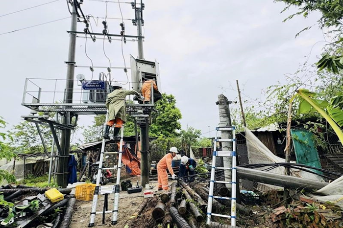 Tổng Công ty Điện lực thành phố khẩn trương khắc phục sự cố lưới điện do bão số 3, đảm bảo cấp điện trở lại nhanh chóng