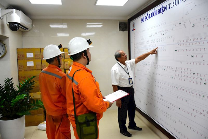 Tổng Công ty Điện lực thành phố khuyến cáo người dân sử dụng điện an toàn trong mưa bão 