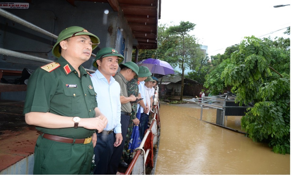 Tư lệnh Bộ Tư lệnh Thủ đô Nguyễn Quốc Duyệt chỉ đạo công tác ứng phó mưa lũ tại huyện Ba Vì, đảm bảo an toàn cho người dân và hệ thống đê kè