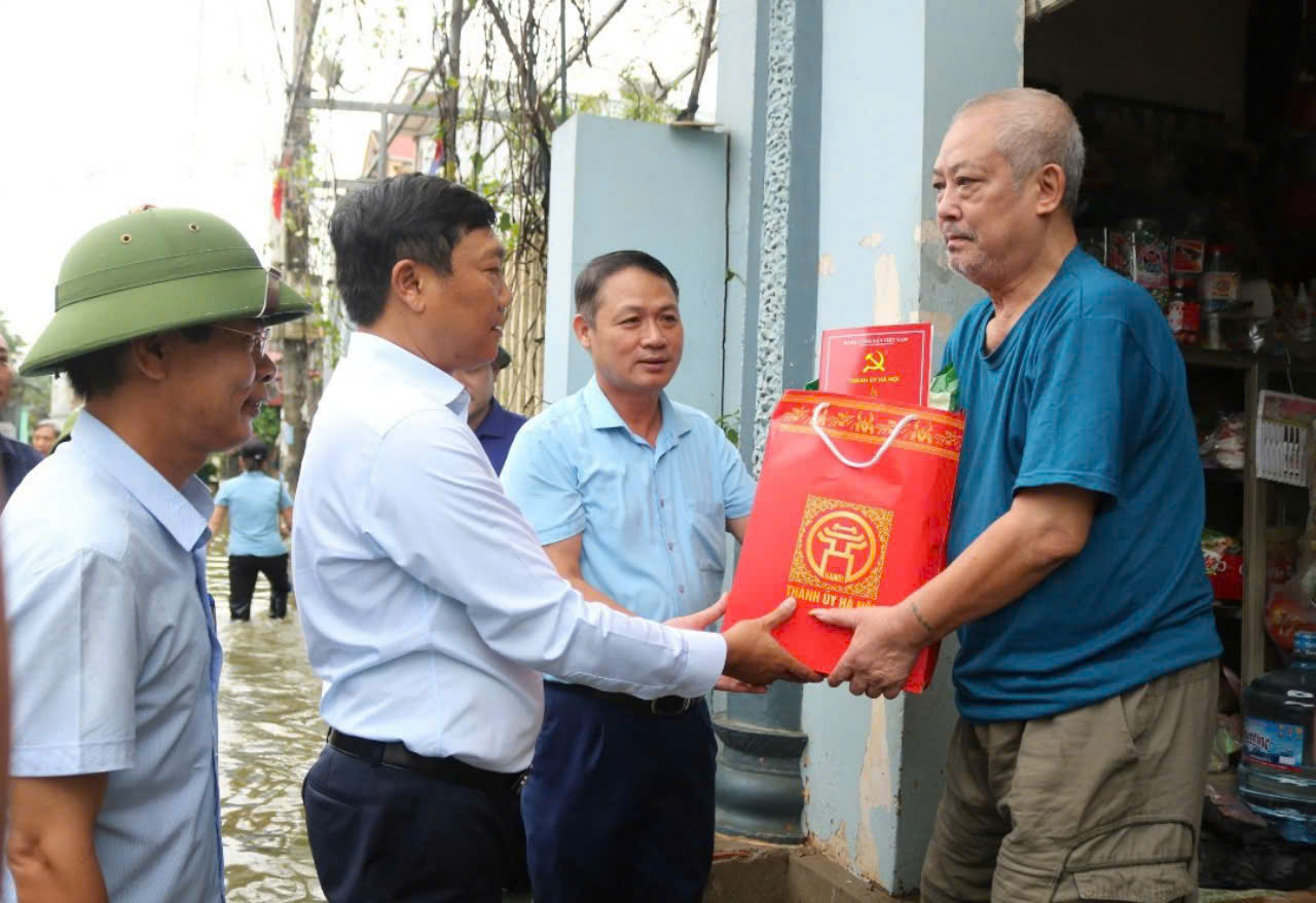 Trưởng ban Dân vận Thành ủy Đỗ Anh Tuấn kiểm tra, tặng quà các hộ dân vùng lũ Quốc Oai