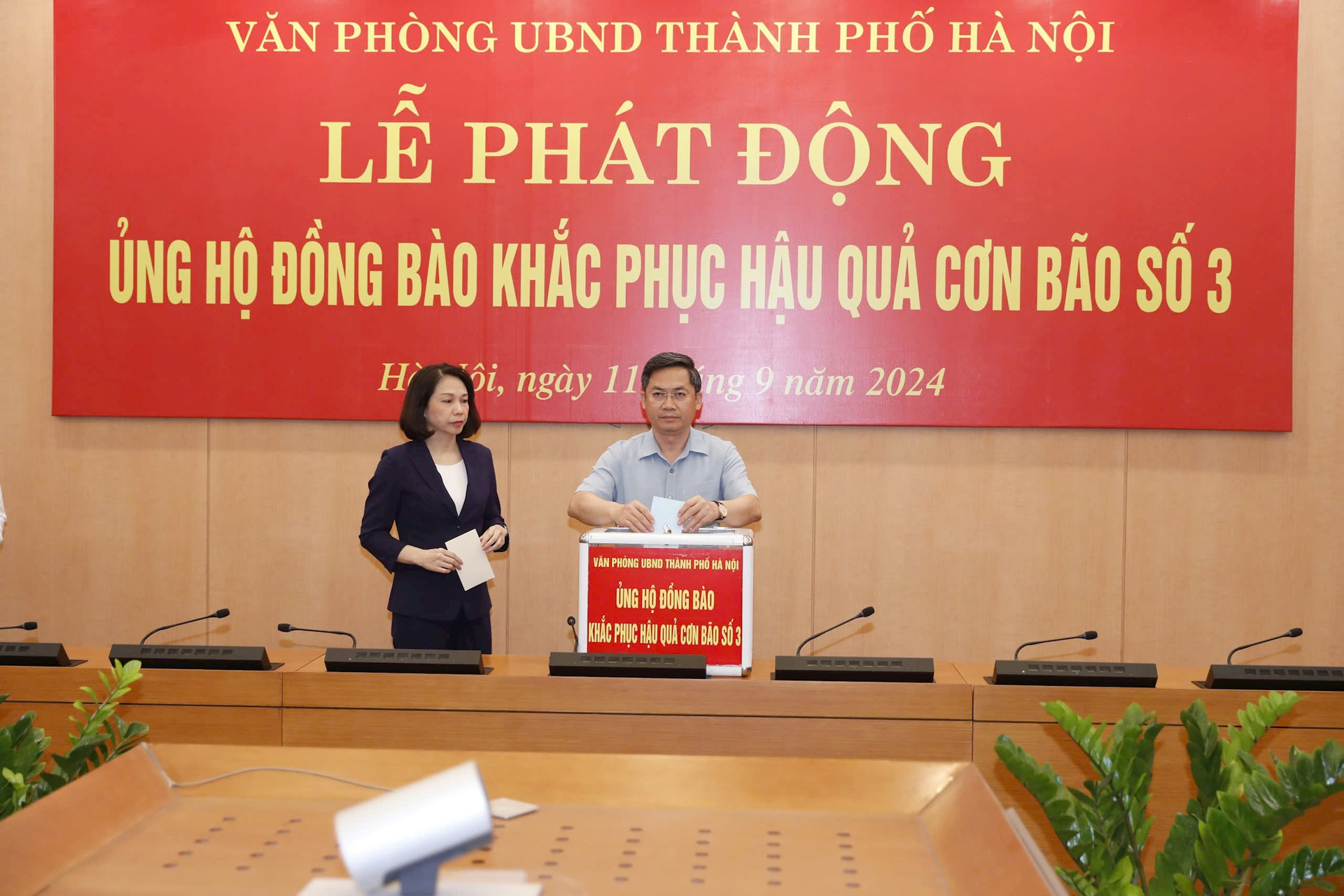 Cán bộ, công chức Văn phòng UBND thành phố Hà Nội quyên góp ủng hộ đồng bào bị bão lũ phía Bắc