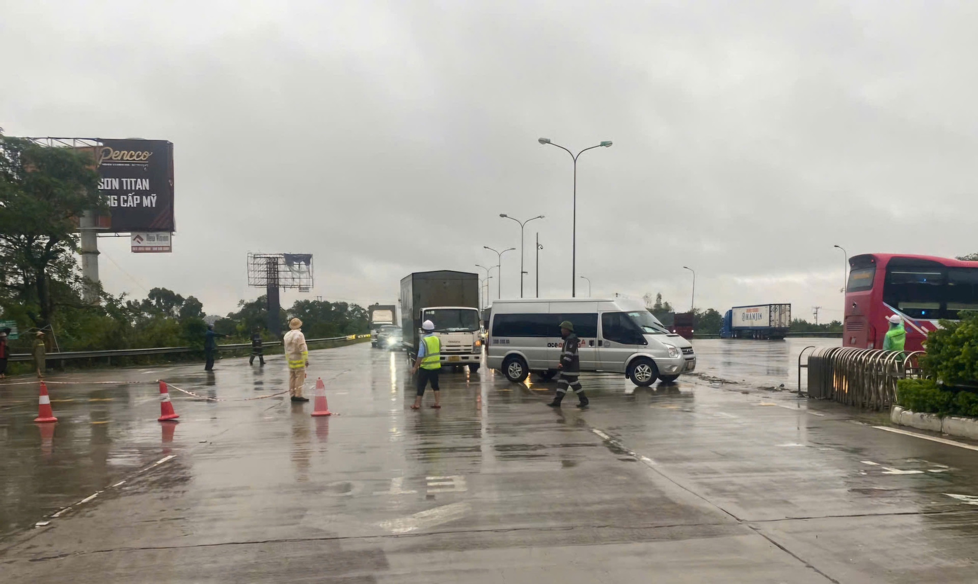 Cao tốc Pháp Vân - Cầu Giẽ ngập sâu: Khuyến cáo phương tiện chuyển hướng và đề xuất giải pháp khắc phục lâu dài