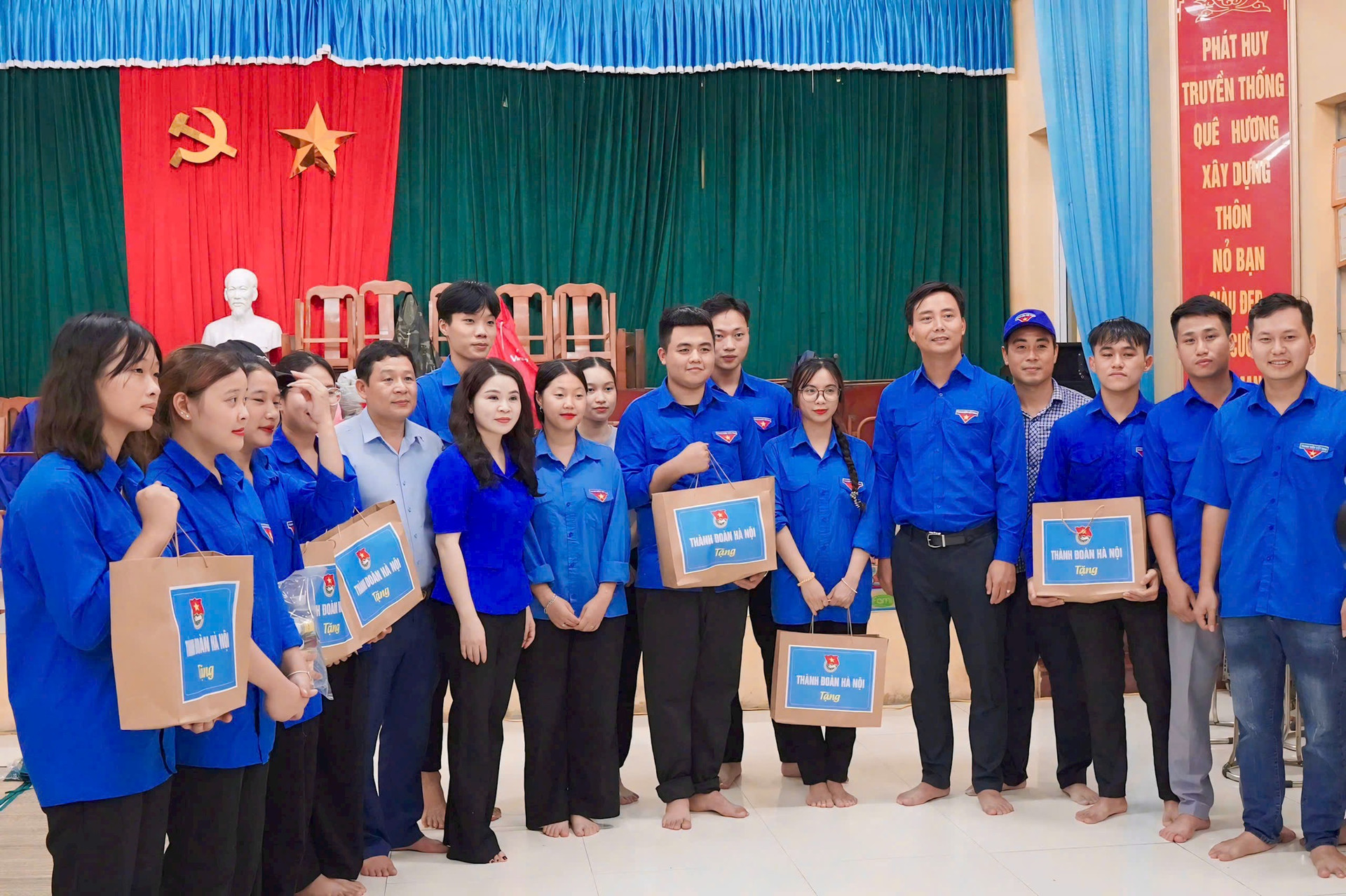 Bí thư Thành đoàn Hà Nội thăm và tặng quà thanh niên tình nguyện, người dân vùng lũ huyện Thường Tín