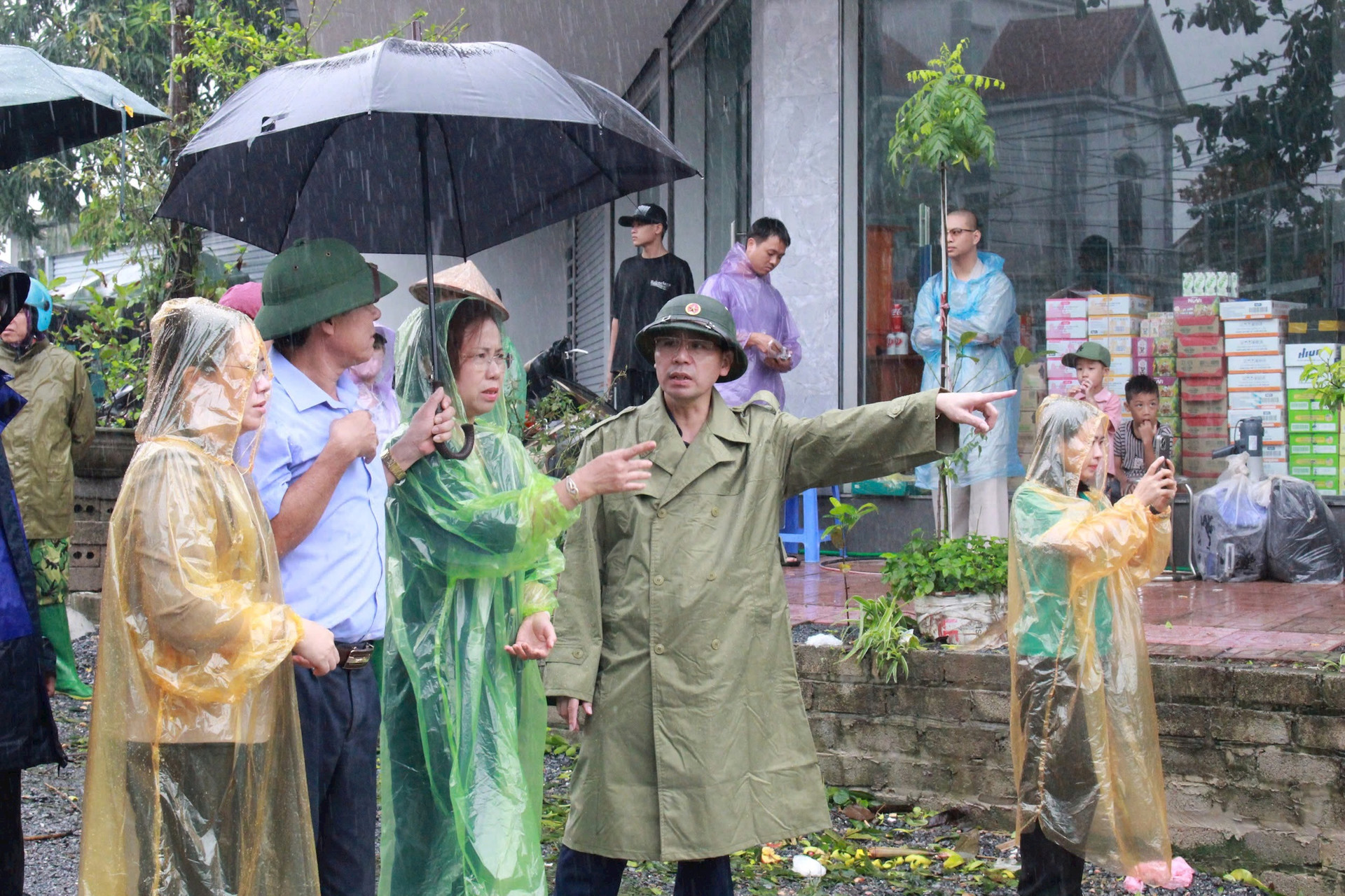 Lãnh đạo Hội Nông dân Việt Nam tặng quà tại "rốn lũ" huyện Chương Mỹ