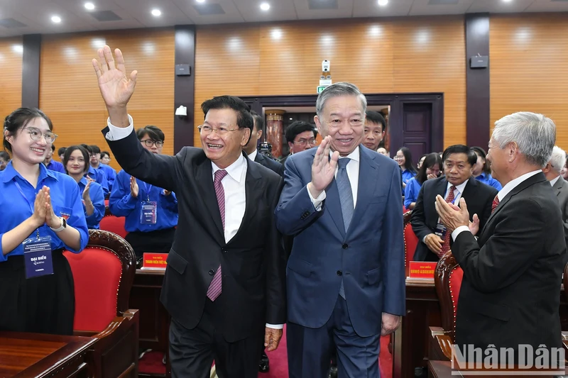 Tiếp nối truyền thống lịch sử vẻ vang của hai dân tộc, cùng nhau vun đắp cho mối quan hệ đoàn kết đặc biệt Việt Nam-Lào