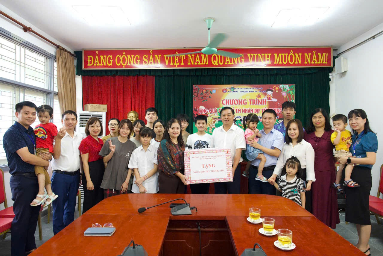 Thành phố Hà Nội trao quà Tết Trung thu, khắc phục hậu quả bão lũ cho trẻ em có hoàn cảnh đặc biệt