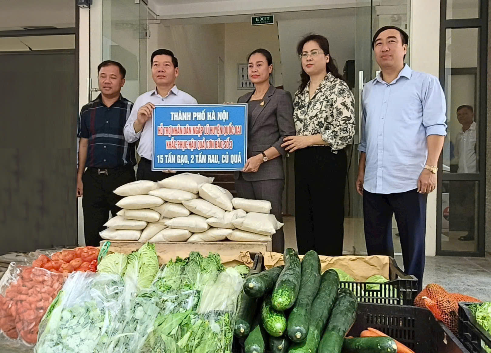Lãnh đạo thành phố trao hỗ trợ khẩn cấp cho người dân vùng lũ huyện Quốc Oai