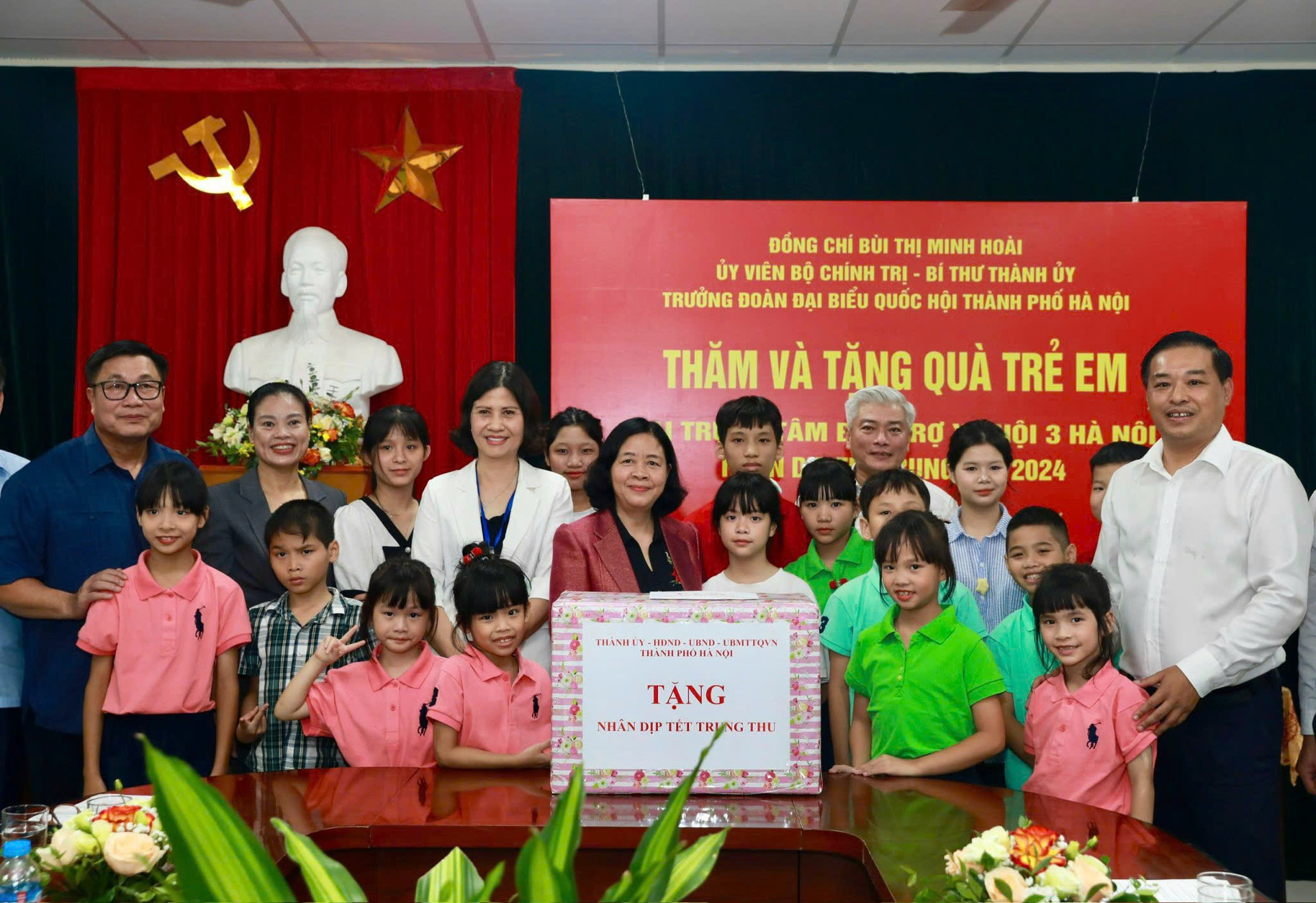 Bí thư Thành ủy Bùi Thị Minh Hoài tặng quà Trung thu tại nơi nuôi dưỡng 88 trẻ em có hoàn cảnh khó khăn