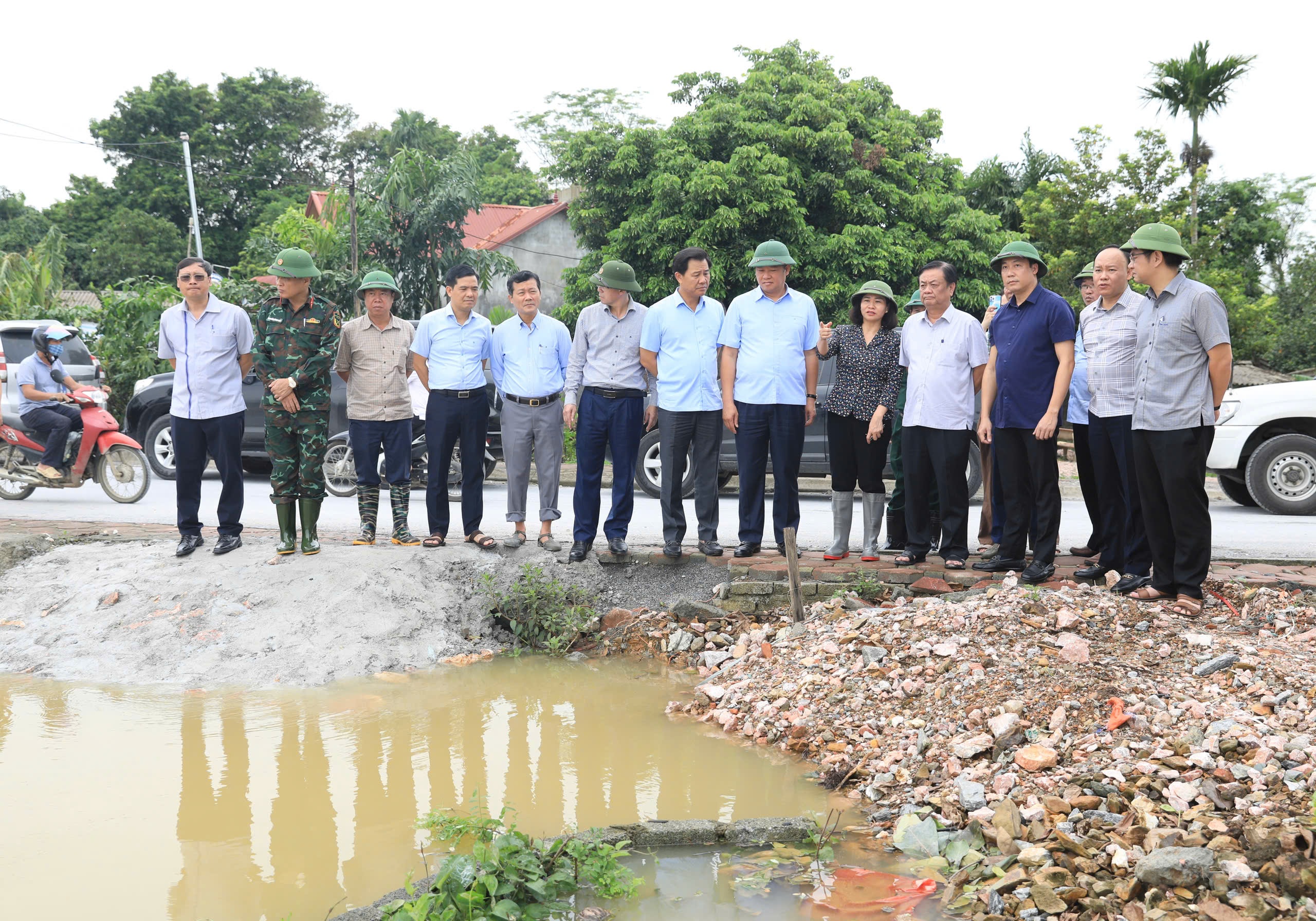Nỗ lực khôi phục sản xuất kinh doanh, khắc phục hậu quả ngay sau khi mưa lũ đi qua