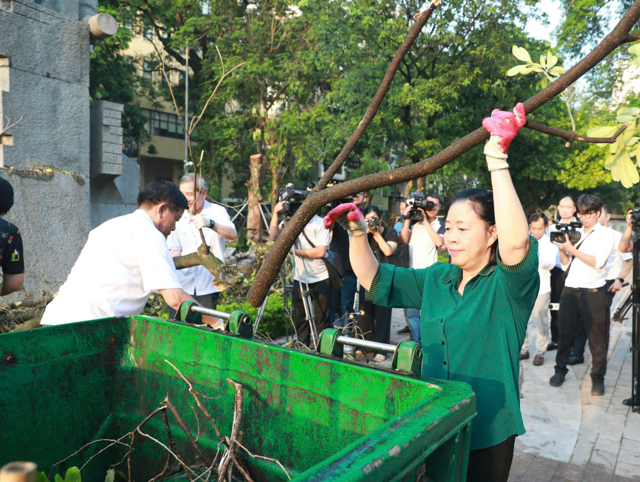 Hà Nội phát động tổng vệ sinh toàn thành phố khắc phục hậu quả bão số 3
