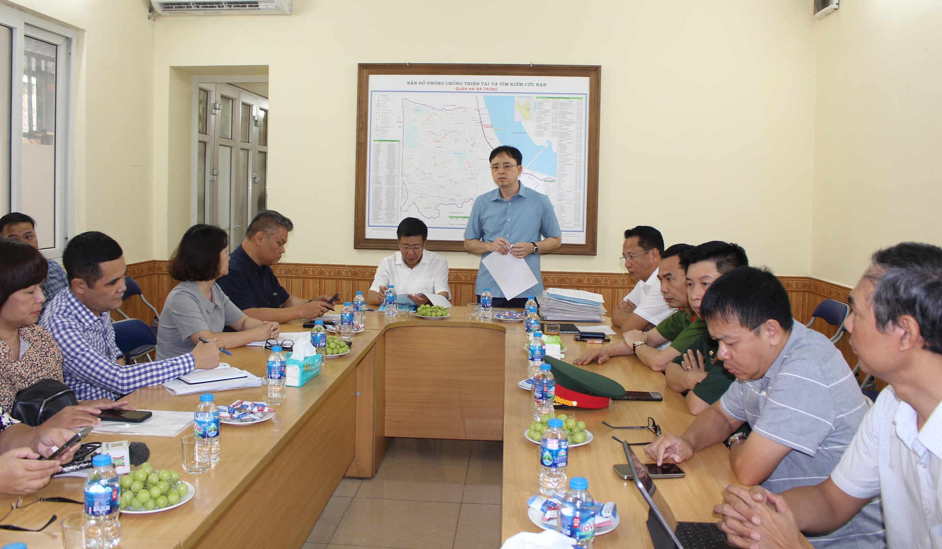 Phó Chủ tịch UBND thành phố Dương Đức Tuấn kiểm tra công tác khắc phục hậu quả bão số 3 và ngập lụt tại quận Hai Bà Trưng