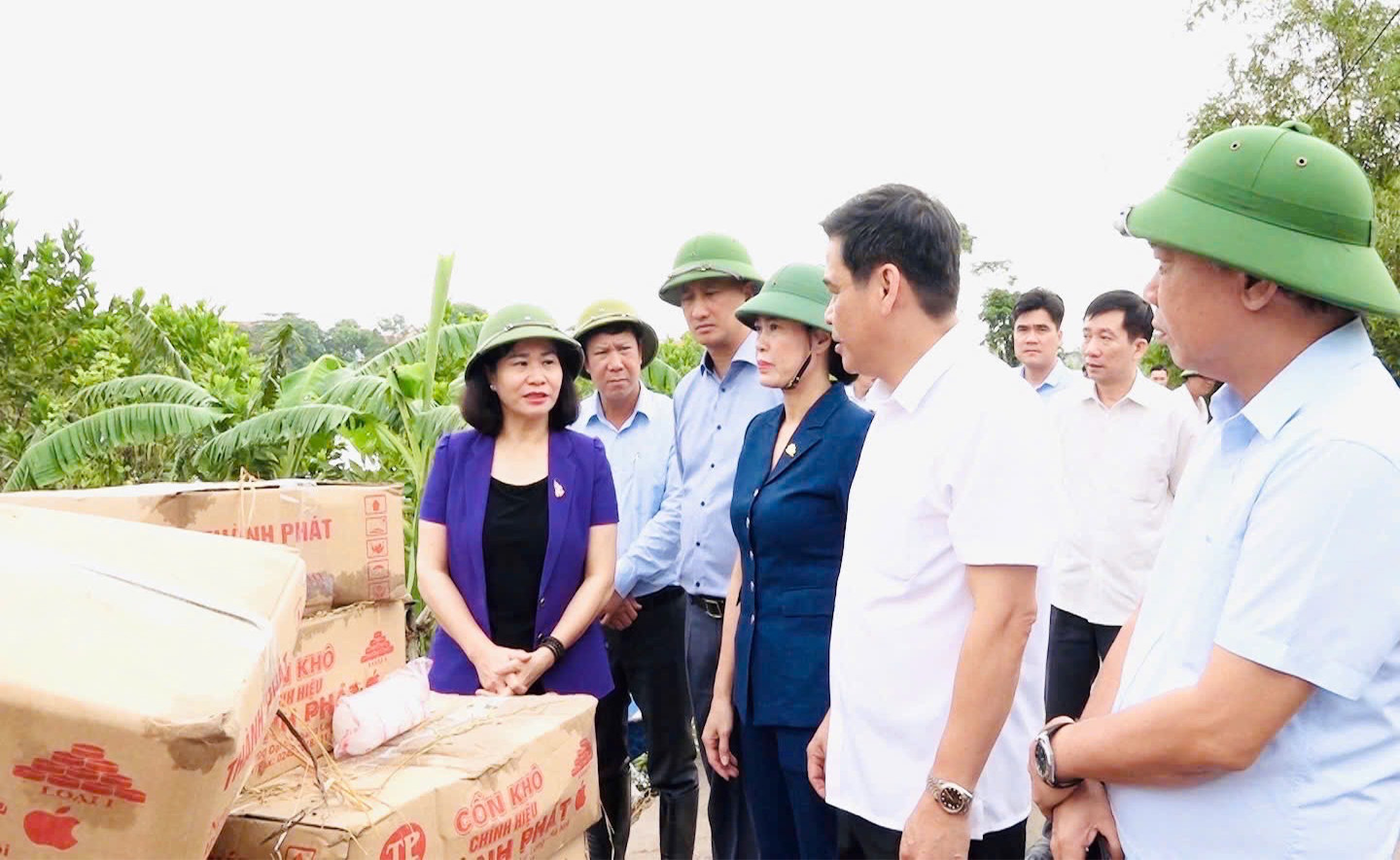 Phó Bí thư Thường trực Thành ủy Nguyễn Thị Tuyến kiểm tra tình hình mưa lũ tại huyện Mỹ Đức 