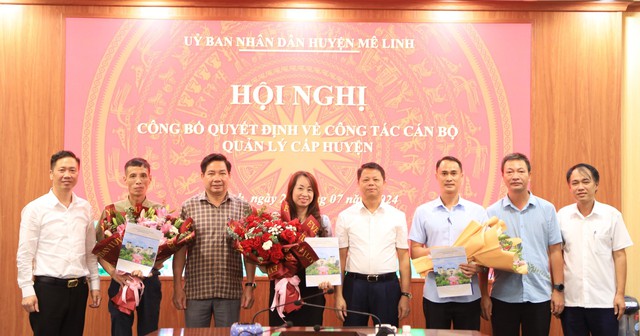 Hội nghị công bố và trao quyết định điều động, bổ nhiệm cán bộ quản lý các phòng, ban, đơn vị huyện Mê Linh