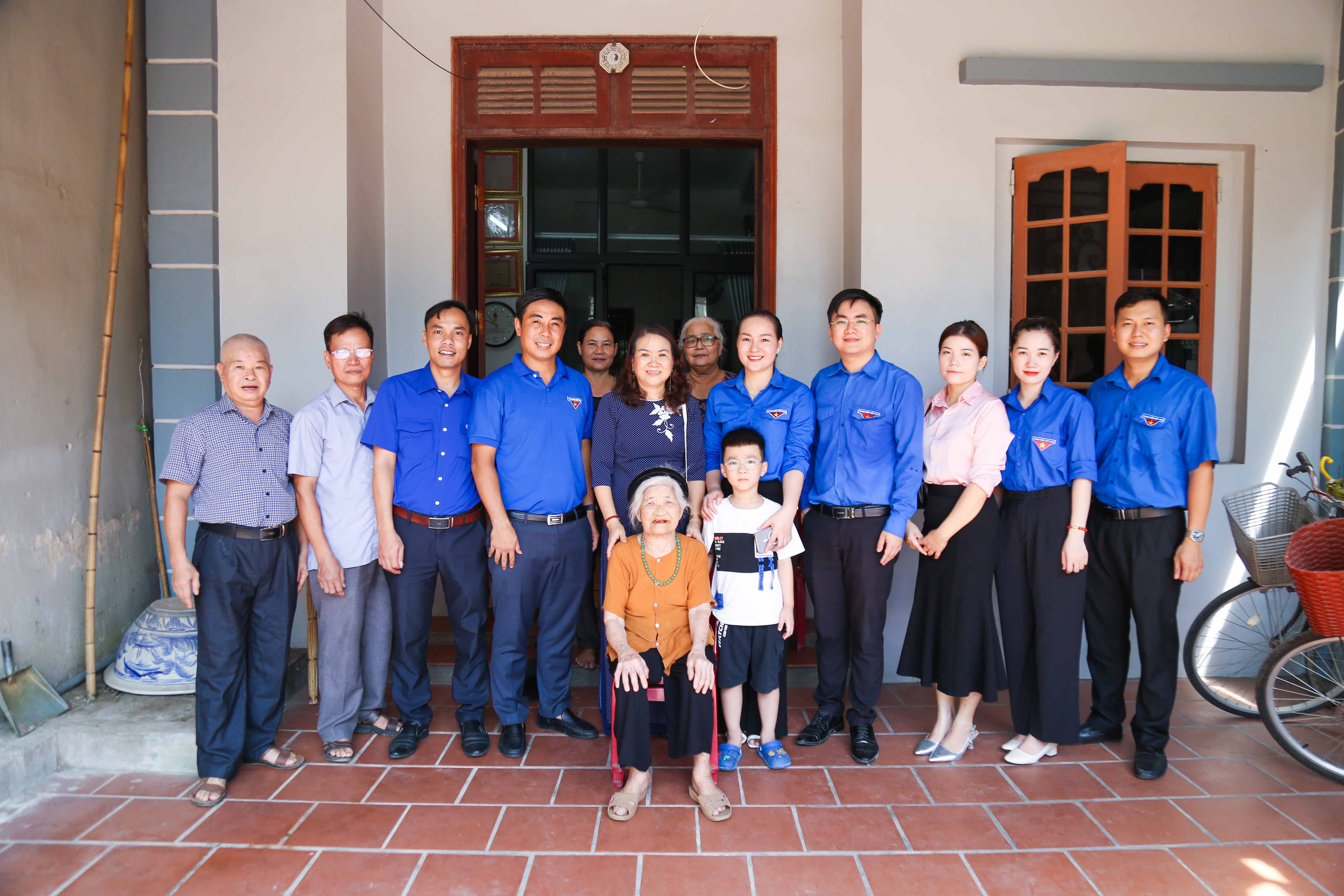 Lãnh đạo Huyện đoàn Thường Tín thăm hỏi và tri ân các Mẹ Việt Nam anh hùng