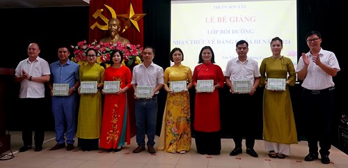Bế giảng lớp bồi dưỡng nhận thức về đảng khóa III năm 2024 tại thị xã Sơn Tây 