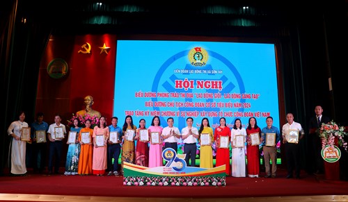 Đẩy mạnh phong trào thi đua "Lao động giỏi, Lao động sáng tạo" tại thị xã Sơn Tây