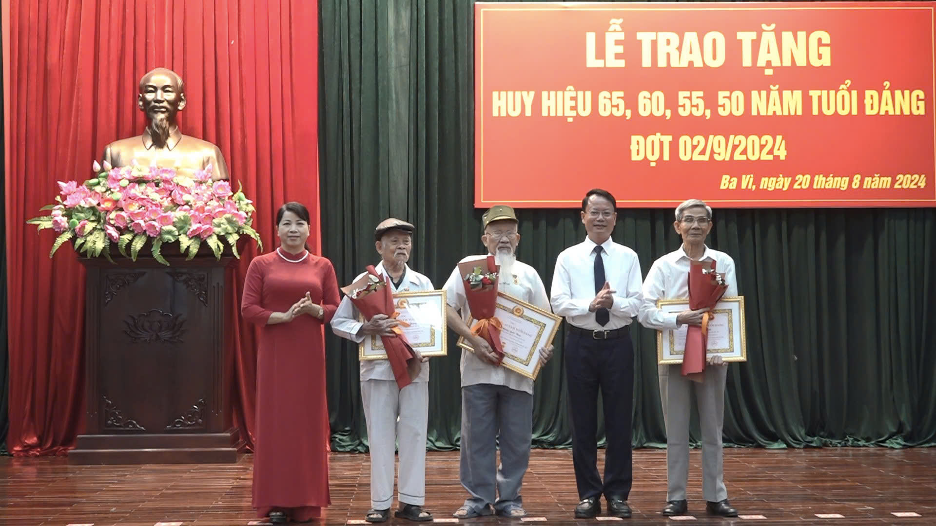 Huyện uỷ Ba Vì: 336 đảng viên vinh dự nhận Huy hiệu Đảng dịp 02-9-2024