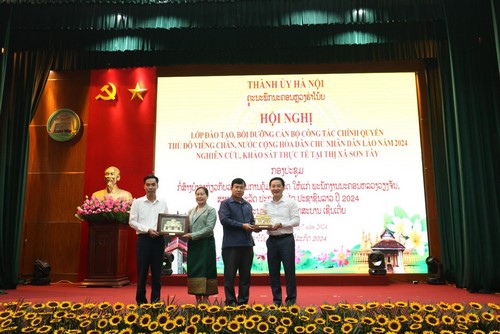 Thị xã Sơn Tây chia sẻ kinh nghiệm trong xây dựng chính quyền đô thị với đoàn cán bộ Thủ đô Viêng Chăn