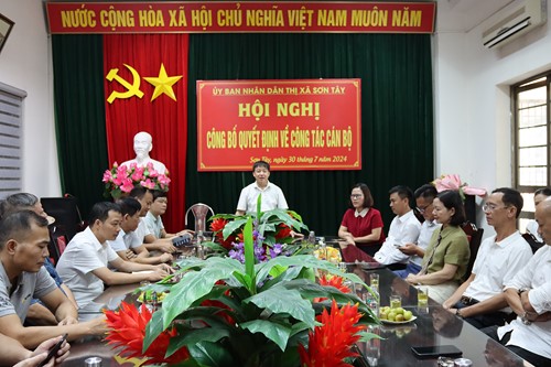 UBND thị xã Sơn Tây trao quyết định bổ nhiệm cán bộ: Đổi mới và phát triển đội ngũ lãnh đạo