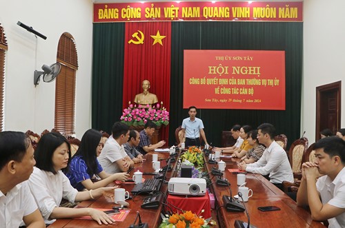 Thị ủy Sơn Tây công bố và trao quyết định bổ nhiệm cán bộ