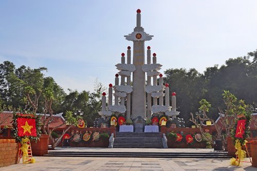 Thị xã Sơn Tây tri ân các anh hùng liệt sỹ: Hoạt động dâng hương tưởng nhớ đầy ý nghĩa