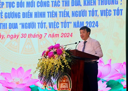 Thị xã Sơn Tây vinh danh gương điển hình tiên tiến và tổng kết 10 năm đổi mới công tác thi đua khen thưởng