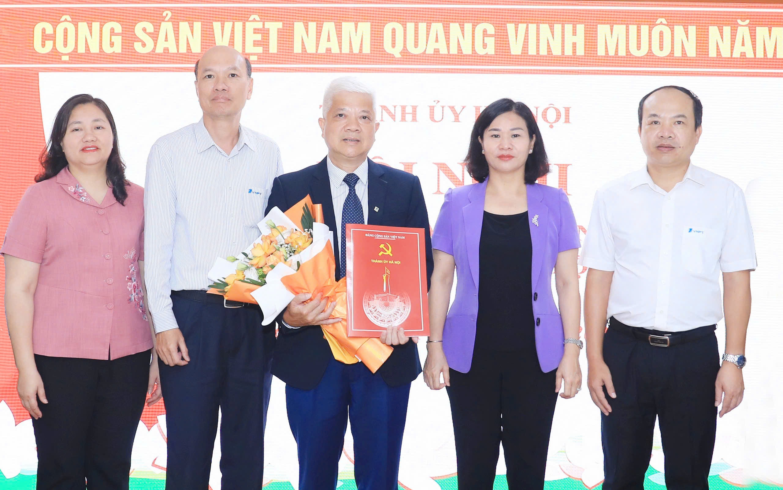 Phó Bí thư Thường trực Thành uỷ trao quyết định chuẩn y đồng chí Nguyễn Hữu Chỉnh giữ chức vụ Phó Bí thư Đảng ủy VNPT Hà Nội