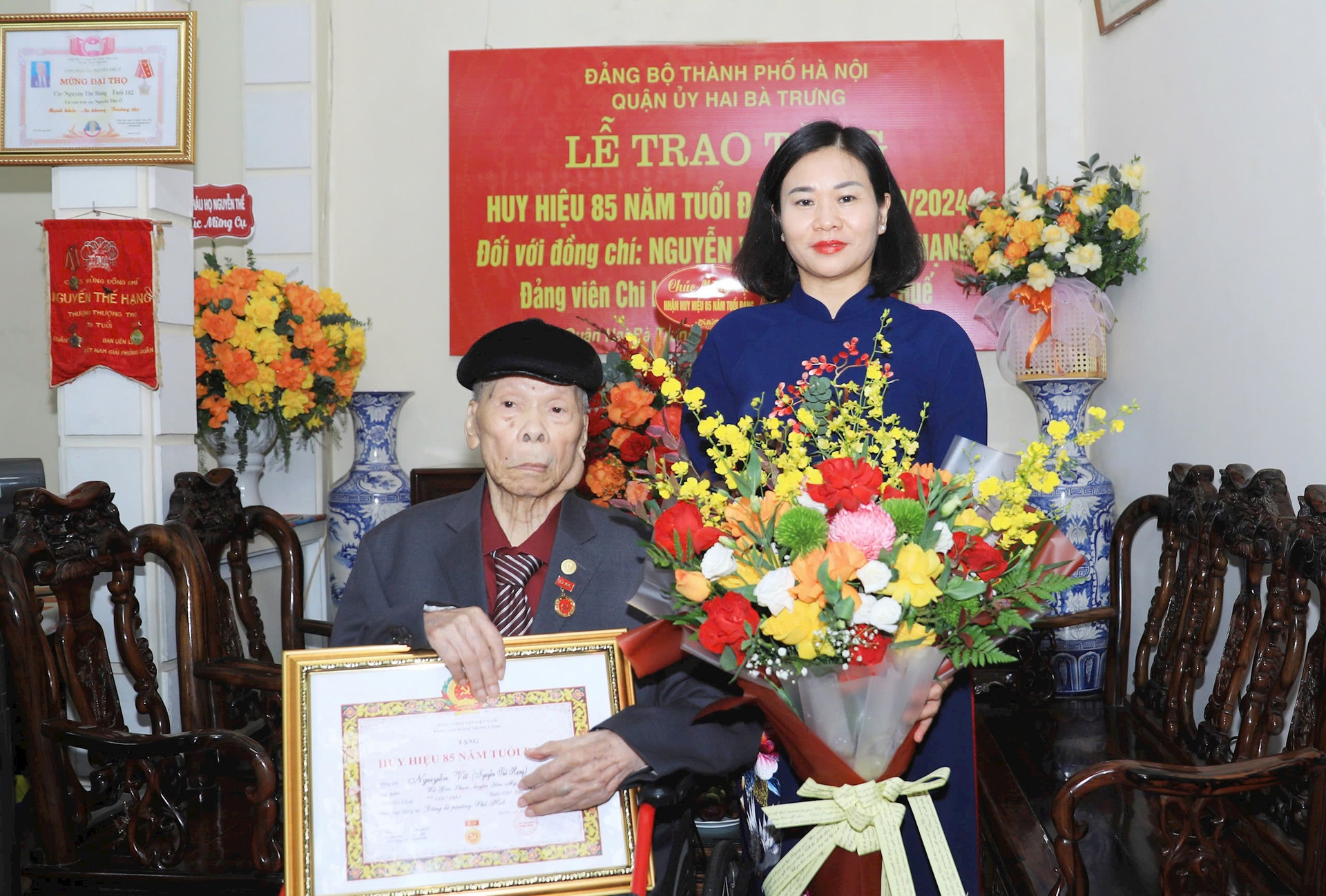 Phó Bí thư Thường trực Thành ủy Nguyễn Thị Tuyến trao Huy hiệu 85 năm tuổi Đảng tặng đảng viên lão thành Nguyễn Vũ 
