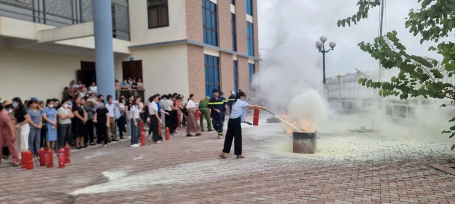 Huyện Thạch Thất tổ chức tập huấn nghiệp vụ phòng cháy chữa cháy cho lực lượng cơ sở tại các trường học trên địa bàn