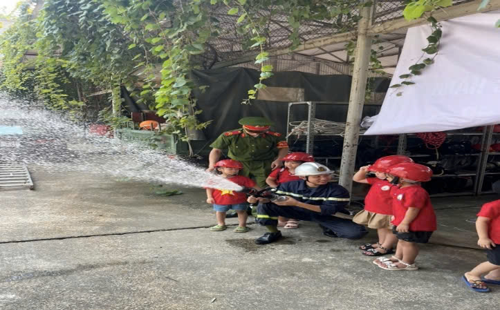 Tuyên truyền và thực hành công tác chữa cháy, cứu nạn, cứu hộ cho học sinh, giáo viên mầm non tại huyện Sóc Sơn