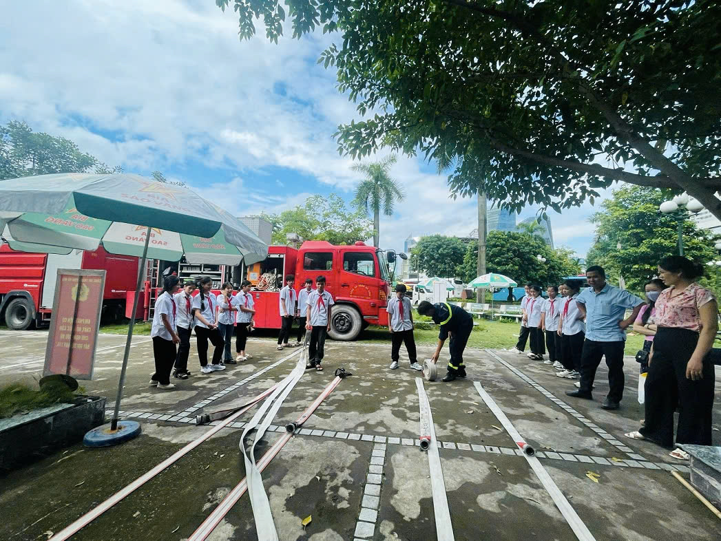 Hơn 100 học sinh ở huyện Ba Vì tham gia trải nghiệm thực hành chữa cháy và cứu nạn, cứu hộ