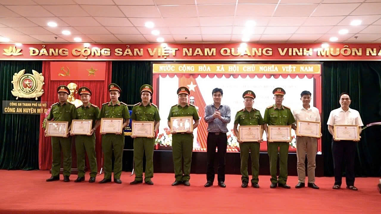 Vinh danh thành tích hội thi nghiệp vụ chữa cháy và cứu nạn, cứu hộ tổ liên gia an toàn phòng cháy chữa cháy năm 2024 tại huyện Mỹ Đức