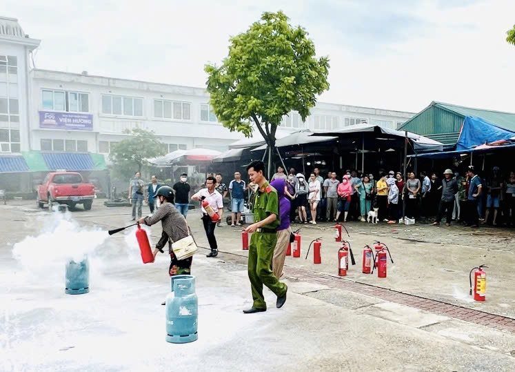 Huyện Thanh Trì đẩy mạnh công tác phòng cháy chữa cháy: Tiểu thương Trung tâm thương mại chủ động nâng cao kỹ năng an toàn