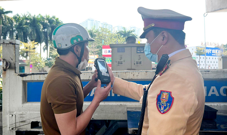 Không lợi dụng uy tín, vị trí công tác để can thiệp vào việc xử lý vi phạm giao thông của các lực lượng chức năng