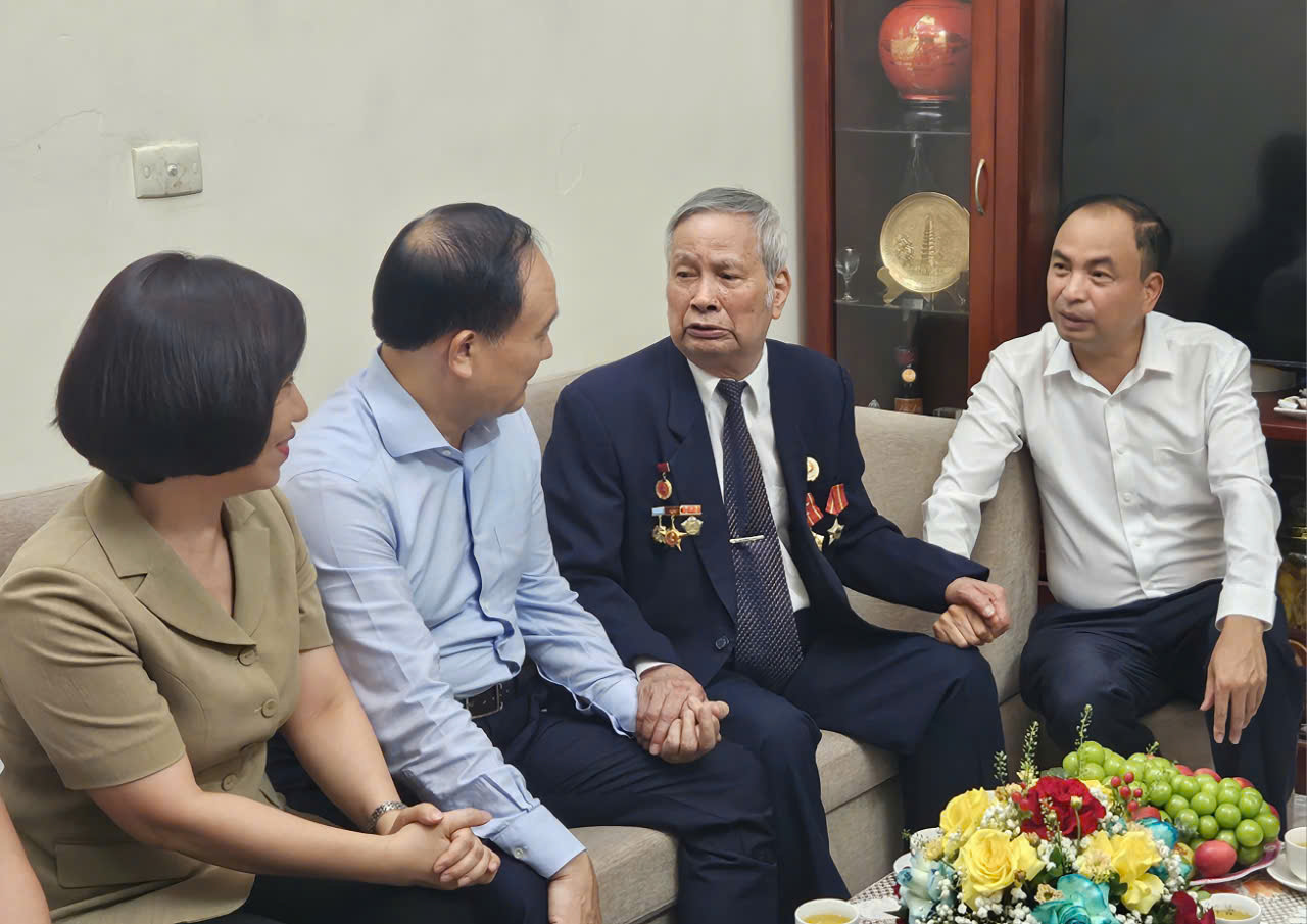 Lãnh đạo thành phố thăm hỏi và tri ân các gia đình chính sách tại quận Tây Hồ