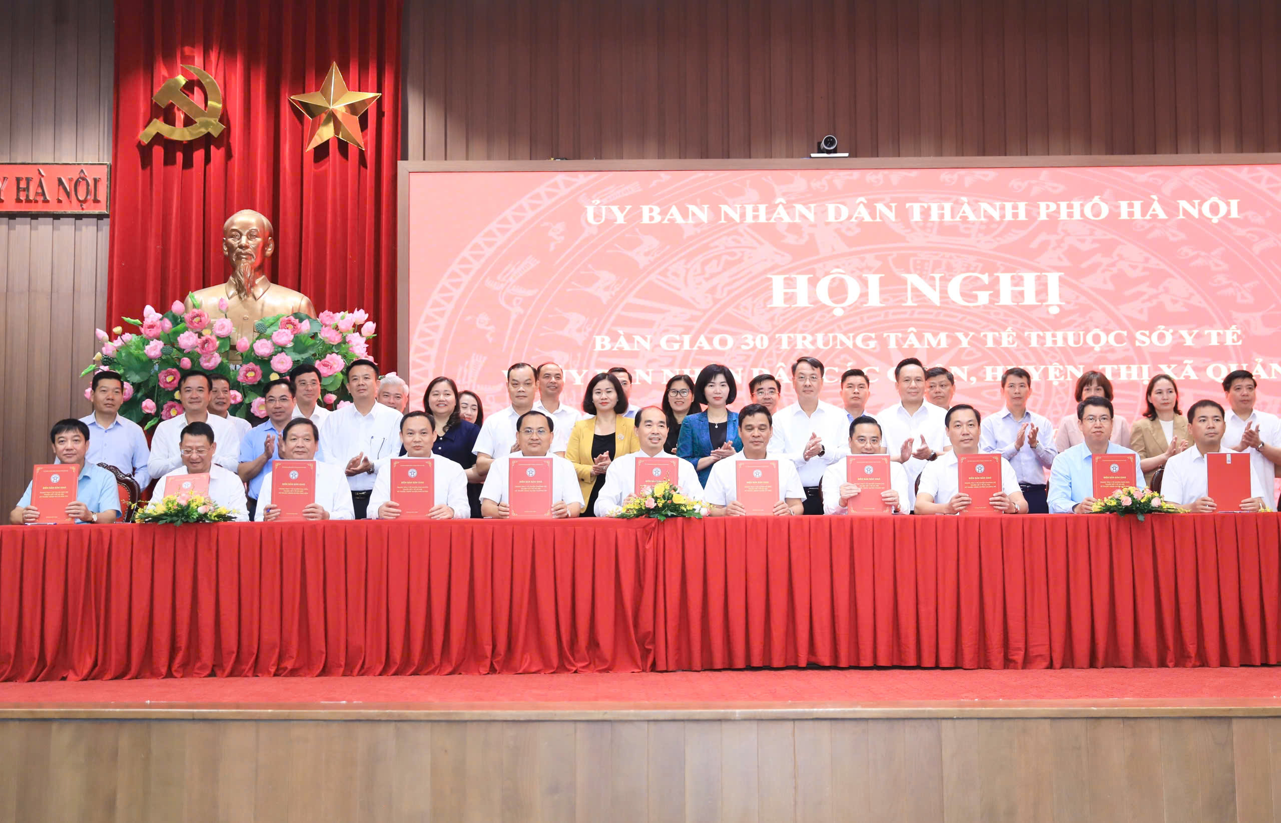 Bàn giao 30 Trung tâm y tế về các quận, huyện, thị xã: Làm tốt hơn nữa công tác chăm sóc sức khỏe nhân dân